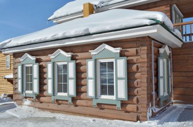 Irkutsk panjurlar ve oyma ahşap evi kare
