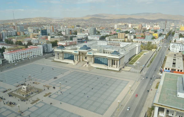 Sukhbaatar náměstí a názor na okraji města s jurty v Ulánbátaru — Stock fotografie