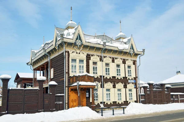 Het houten huis met blinden van het venster — Stockfoto