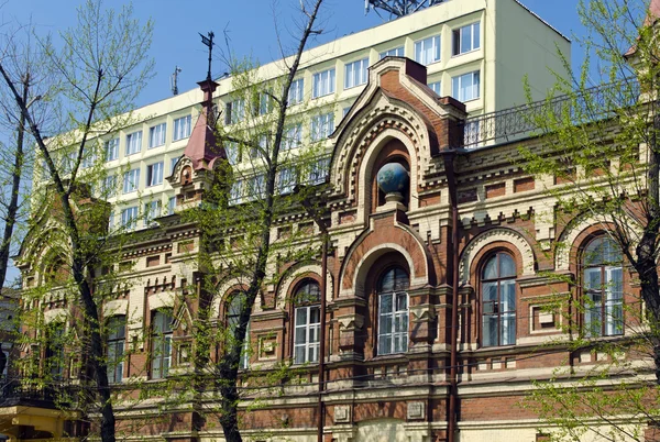 Oude gebouw op de centrale straat in Irkoetsk, gebouwd in de periode tussen 1899-1903 — Stockfoto