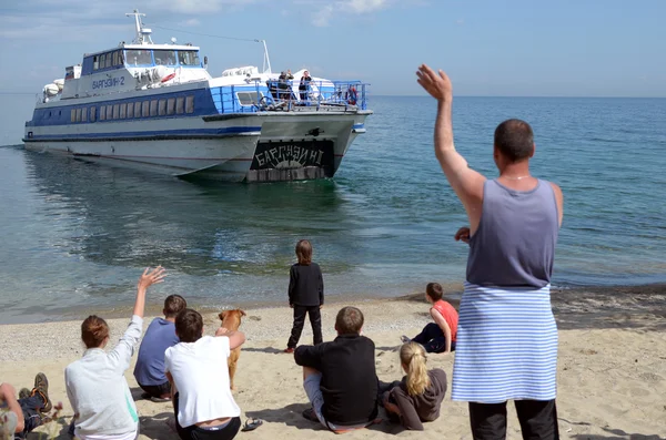 Motorová loď odjíždí z pobřeží. jezero Bajkal — Stock fotografie