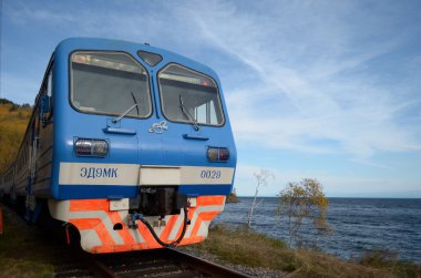 Baykal tren. turist Elektrikli tren istasyonu Baykal Gölü kıyısında araba