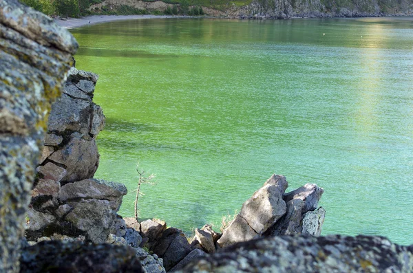 샌 디 비치, 바위와 드라이 베이 호수 바이칼의 물 — 스톡 사진