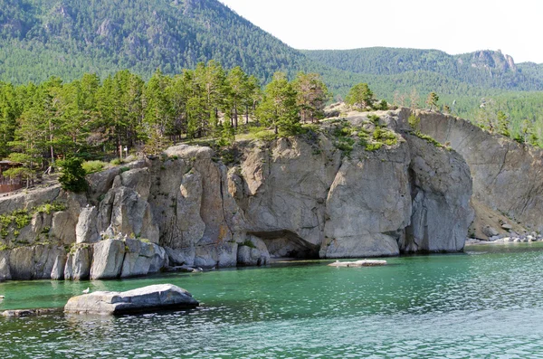 Felsige Küste an sandiger Bucht. Baikalsee — Stockfoto