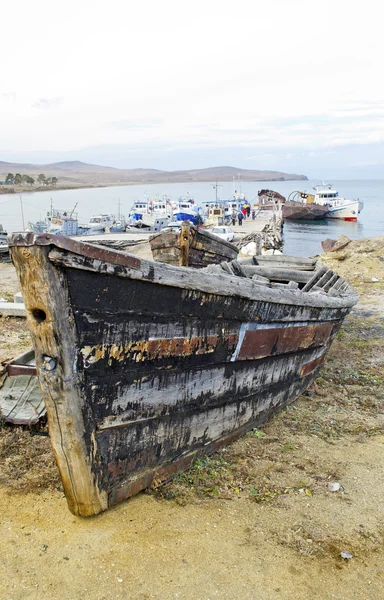 Staré dřevěné lodi na břehu jezera Bajkal, ostrově olkhon — Stock fotografie