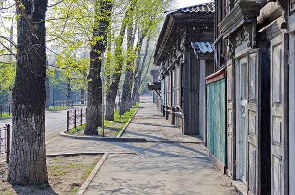 Rua com casas de madeira em Irkutsk — Fotografia de Stock