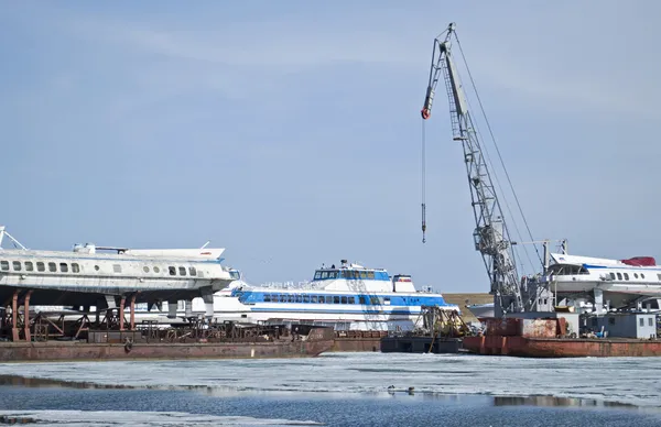 Vorbereitung des Flusstransports auf den Beginn der Schifffahrt um Baikal und Angara — Stockfoto