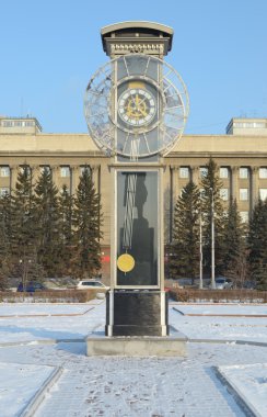 krasnoyarsk merkezi kare bir sarkaç ile şeffaf saat
