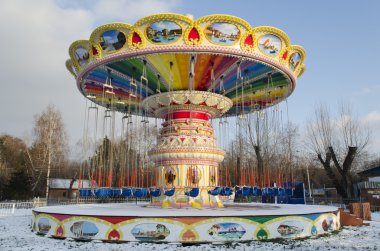 boş carousel kış parkında. Krasnoyarsk