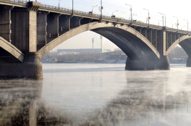 Köprü krasnoyarsk Yenisey Nehri üzerinde ortak kullanım
