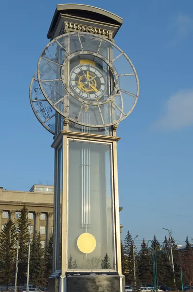 Transparente Uhr mit Pendel auf einem zentralen Platz in Krasnojarsk — Stockfoto
