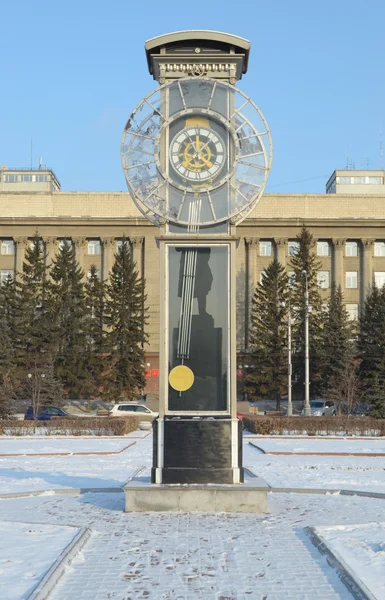 Transparent clock with a pendulum in a central square in Krasnoyarsk — Stock Photo, Image