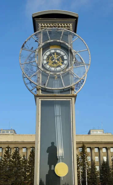 Transparent clock with a pendulum in a central square in Krasnoyarsk — Stock Photo, Image
