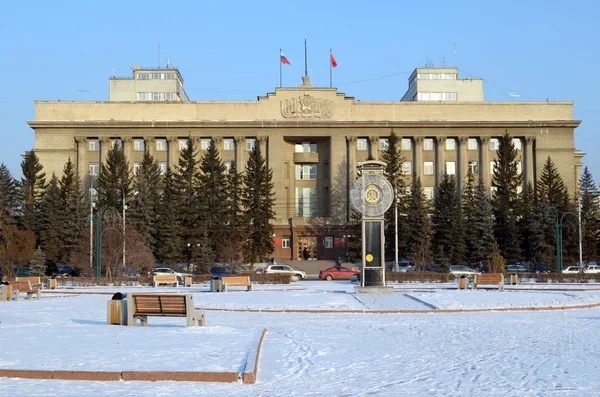Τελετουργική πλατεία της επανάστασης. το κτίριο της περιφερειακής διοίκησης Κρασνογιάρσκ — Φωτογραφία Αρχείου