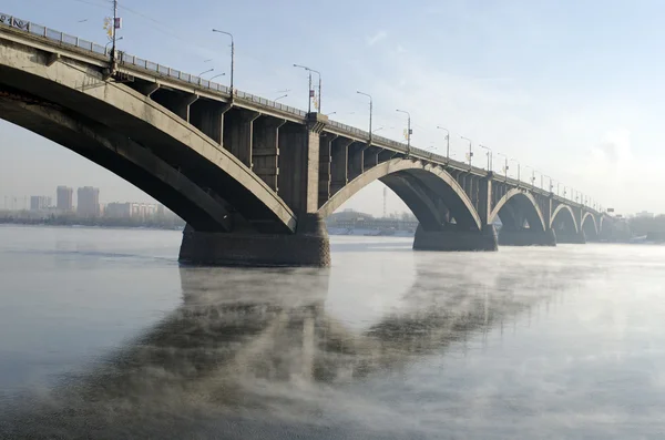 Most přes řeku Jenisej v Krasnojarsku komunální — Stock fotografie