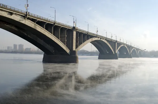 Комунального мосту через річку Єнісей в Красноярську — стокове фото