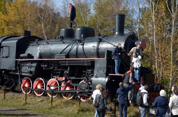 Vecchia locomotiva a vapore presso la stazione — Foto Stock