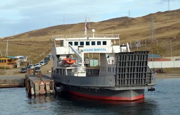 El ferry en el muelle de la isla Olkhon y la cola de los coches — Foto de Stock