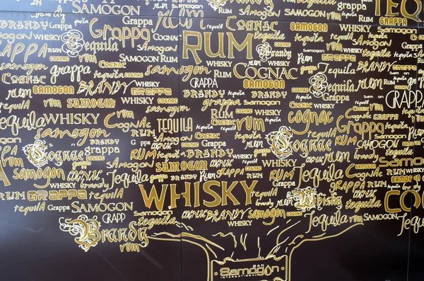 De namen van alcoholhoudende dranken op een uithangbord — Stockfoto
