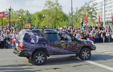 Irkutsk, Rusya Federasyonu - 2 Haziran 2012: Irkutsk, Rusya 2 Haziran 2012 yılında şehir day onuruna Irkutsk sokaklarında karnaval. Orman konu üzerinde airbrushing ile makine.