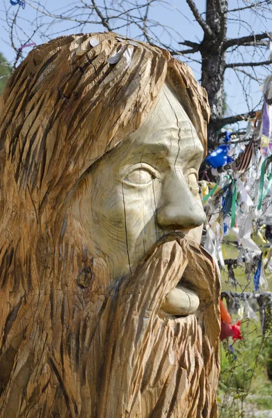 Scultura in legno di un vecchio e un albero con pezzi di stoffa (Hadak, Jalama ) — Foto Stock