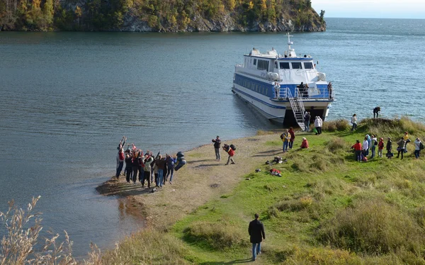 Buque de motor Barguzine trajo para descansar en la orilla del lago Baikal en el otoño —  Fotos de Stock