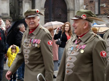 Erkekler Polonya Ordusu Polonya Bağımsızlık günü geçit töreninde şeklinde. Krakow