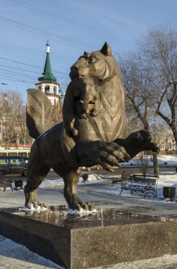 Ağzında bir sable taşıyan bir efsanevi canavar babr bronz figürü. Irkutsk arması şahsiyet