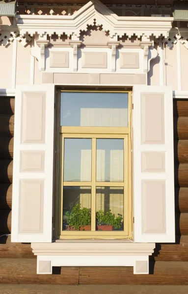 Ventana con arquitrabes tallados y persianas. Irkutsk — Foto de Stock