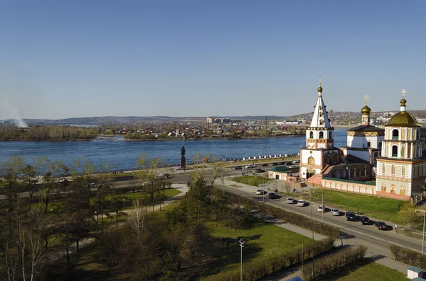 Zjevení církev a angara řeka v městě irkutsk — Stock fotografie