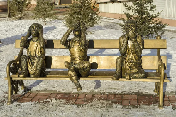 Escultura de três macacos: Não vejo nada, não ouço nada, não digo nada a ninguém. Irkutsk — Fotografia de Stock