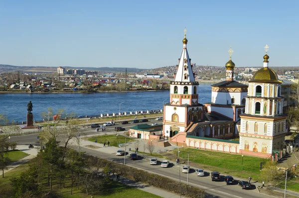 Epiphaniakirche und Angara-Fluss in der Stadt Irkutsk — Stockfoto