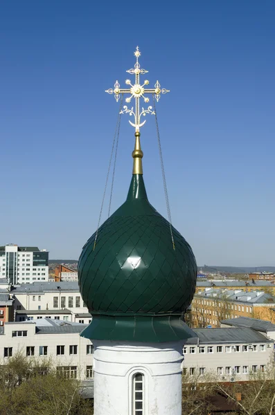 A cúpula de cebola com cruz de Ortodoxia da igreja de imagem de Santo Salvador Irkutsk — Fotografia de Stock