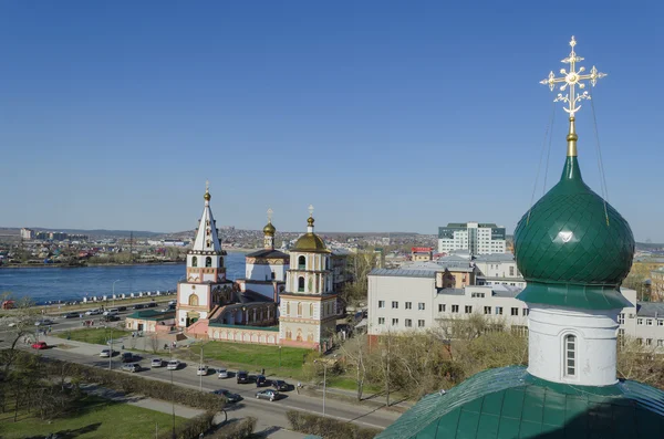 Epiphany kyrkan Visa från klocktornet av heliga Frälsaren bilden kyrkan irkutsk — Stockfoto