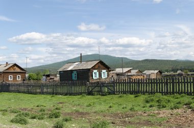 boyasız ahşap ev ve bir çit. Buryat Köyü.