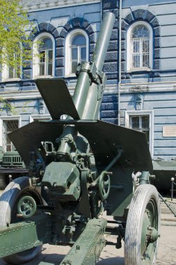 Sergisi Evin yanında askeri teçhizat subayların silah. Irkutsk