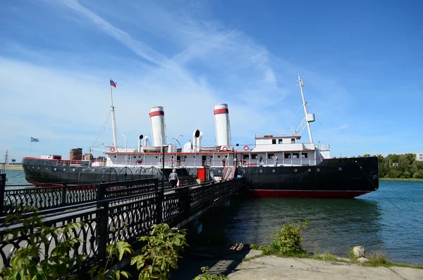 Antiguo rompehielos vintage en la bahía de Irkutsk — Foto de Stock