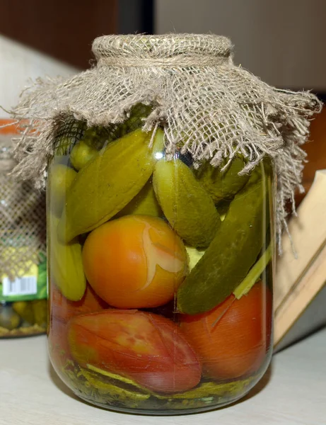 Ingeblikte tomaten en komkommers in een drie-liter kruik — Stockfoto