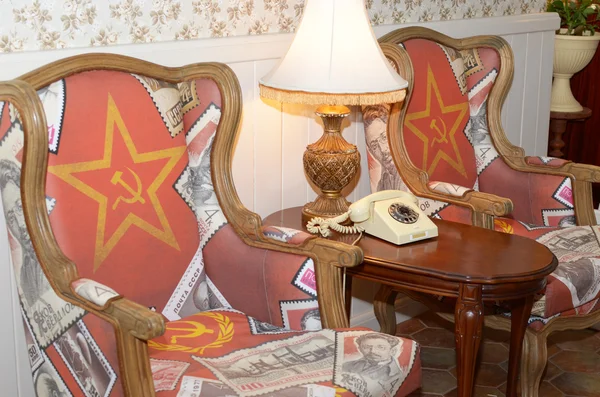 Sowieckim stylu wnętrza. fotele ze wzorem gwiazdy i stolik z lampą — Zdjęcie stockowe