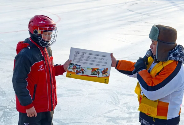 Entrega del diploma en honor a la victoria en el torneo de hockey. Irkutsk — Foto de Stock