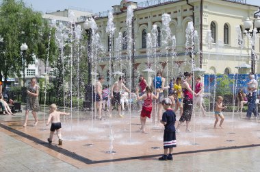 çocuklar çeşme Irkutsk jetleri koşturup