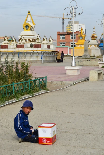 那个男孩问在蒙古国乌兰巴托中央 datsan 庭院中施舍 — 图库照片