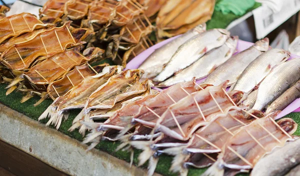 Smoked and dried omul - unique Baikal fish, on the trade counter — Stock Photo, Image