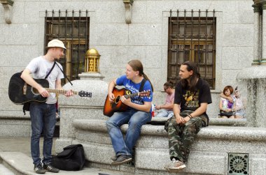 Arbat Moskova gitar ile üç genç adam