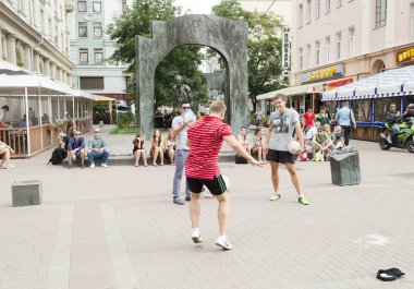 Gençler Futbol topuyla boris Okudjava arbat sokak, Moskova Anıtı yapmaya çalışıyorsun