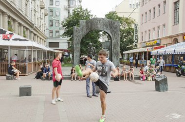 Gençler Futbol topuyla boris Okudjava arbat sokak, Moskova Anıtı yapmaya çalışıyorsun