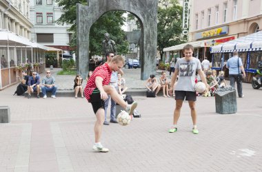 Gençler Futbol topuyla boris Okudjava arbat sokak, Moskova Anıtı yapmaya çalışıyorsun