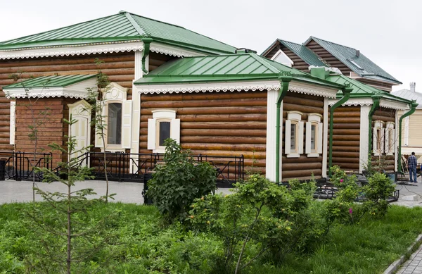 Ξύλινο σπίτι με παραθυρόφυλλα και σκάλισμα πλαίσια Ιρκούτσκ — Φωτογραφία Αρχείου