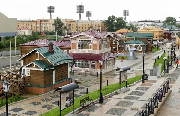 Calle de casas de madera tallada bajo la lluvia. Irkutsk — Foto de Stock