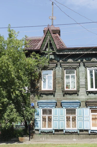 Velha casa de madeira de dois andares com persianas e molduras de escultura. Irkutsk — Fotografia de Stock